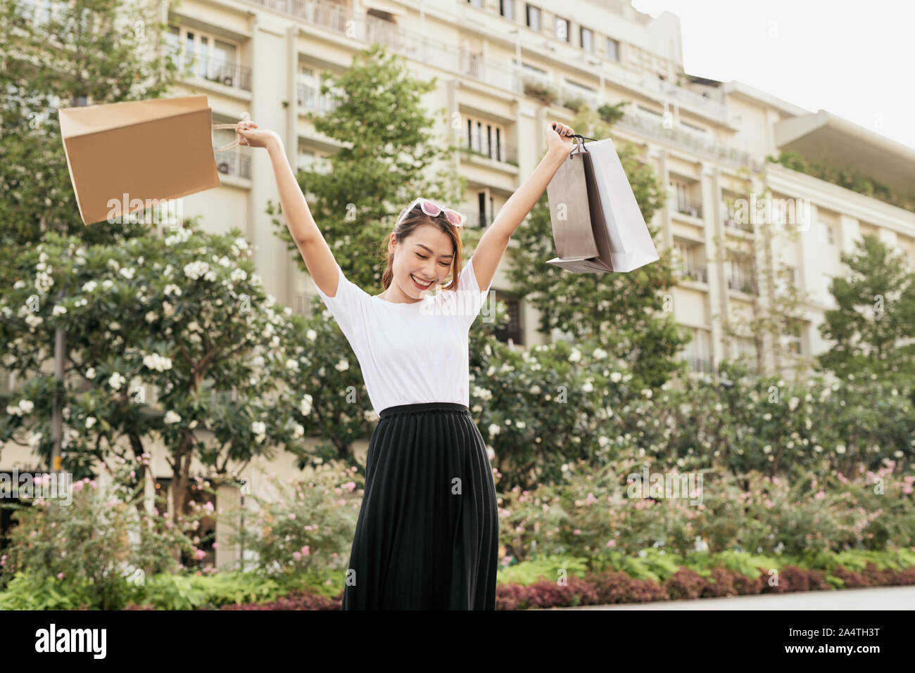 Beata shopping woman dancing sulla strada con il sorriso. Foto Stock