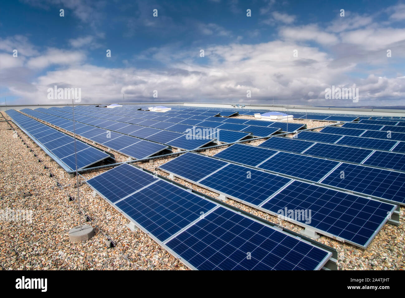 Sul tetto di un immobile commerciale installato impianto fotovoltaico Foto Stock