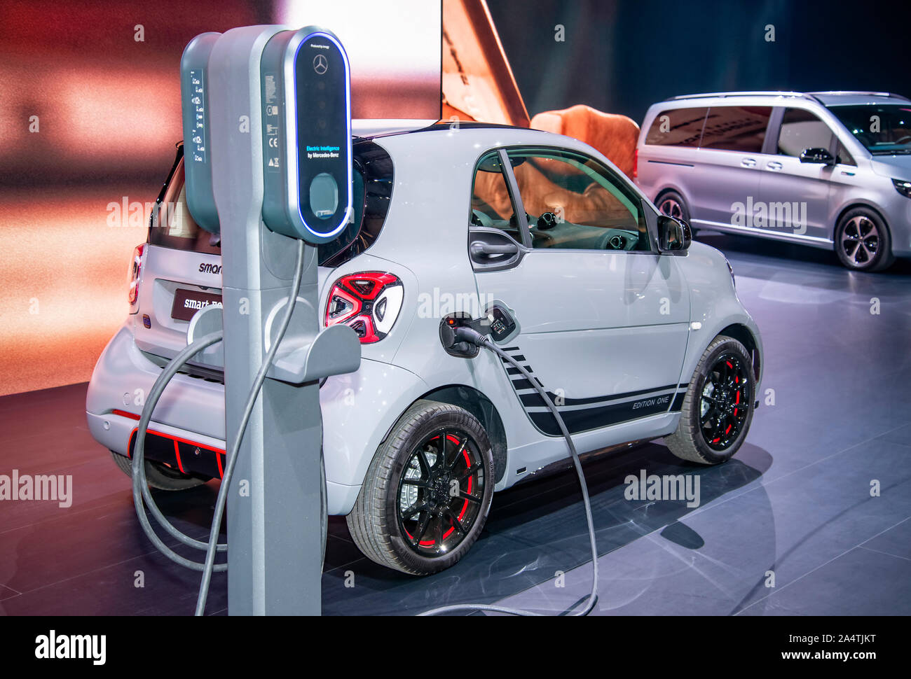 Francoforte, Hesse / Germania - 13 Settembre 2019smart elettrica presso la stazione di caricamento in corrispondenza della Mercedes-Benz stand durante la IAA di Francoforte Foto Stock