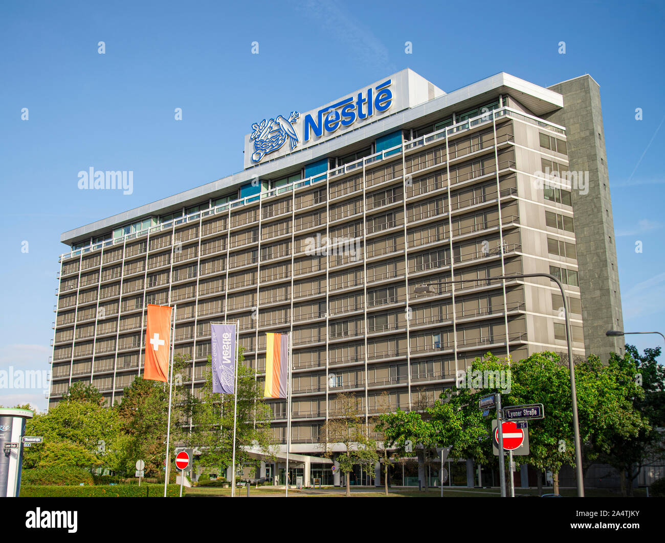 Francoforte, Hesse / Germania - 17 Settembre 2019Sede della Nestlé Deutschland AG in Frankfurt Niederrad Foto Stock