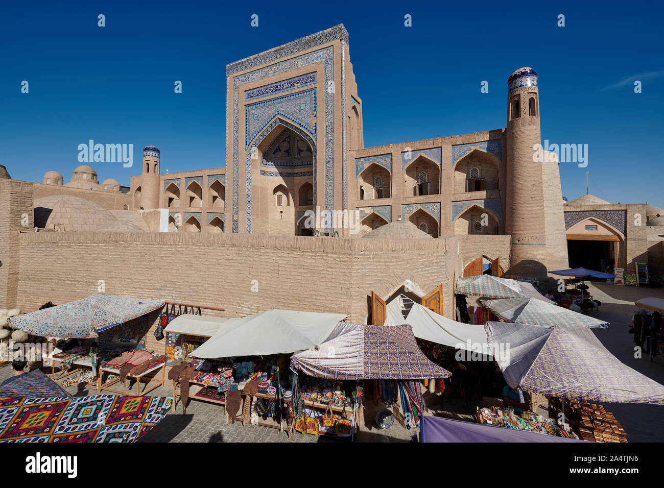Allakuli Khan madrasa, Itchan-Kala, Khiva, Uzbekistan in Asia centrale Foto Stock