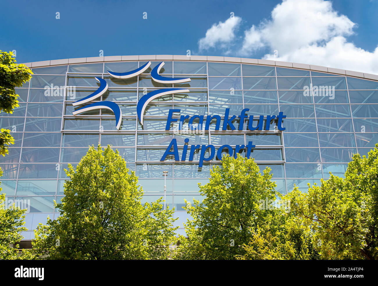 Francoforte, Hesse / Germania - 21 luglio 2019facciata del Terminal 2 dell'aeroporto di Francoforte con il logo Fraport Foto Stock