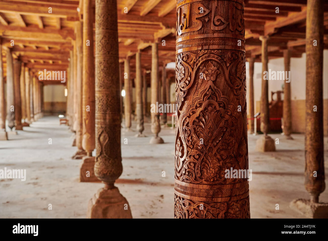 Vecchie colonne in legno intagliato nella moschea Djuma città vecchia Khiva, Itchan-Kala, Khiva, Uzbekistan in Asia centrale Foto Stock