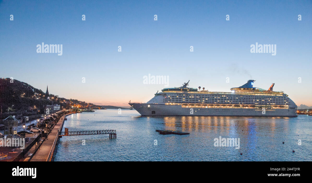 Cobh, Cork, Irlanda. 16 ottobre, 2019. Nave da Crociera Explorer dei mari facendo una manovra di rotazione prima di attraccare in Cobh, Co. Cork, Irlanda. -- Credito; David Creedon / Alamy Live News Foto Stock Cobh, Cork, Irlanda. 16 ottobre, 2019. Nave da Crociera Explorer dei mari facendo una manovra di rotazione prima di attraccare in Cobh, Co. Cork, Irlanda. -- Credito; David Creedon / Alamy Live News Foto Stock