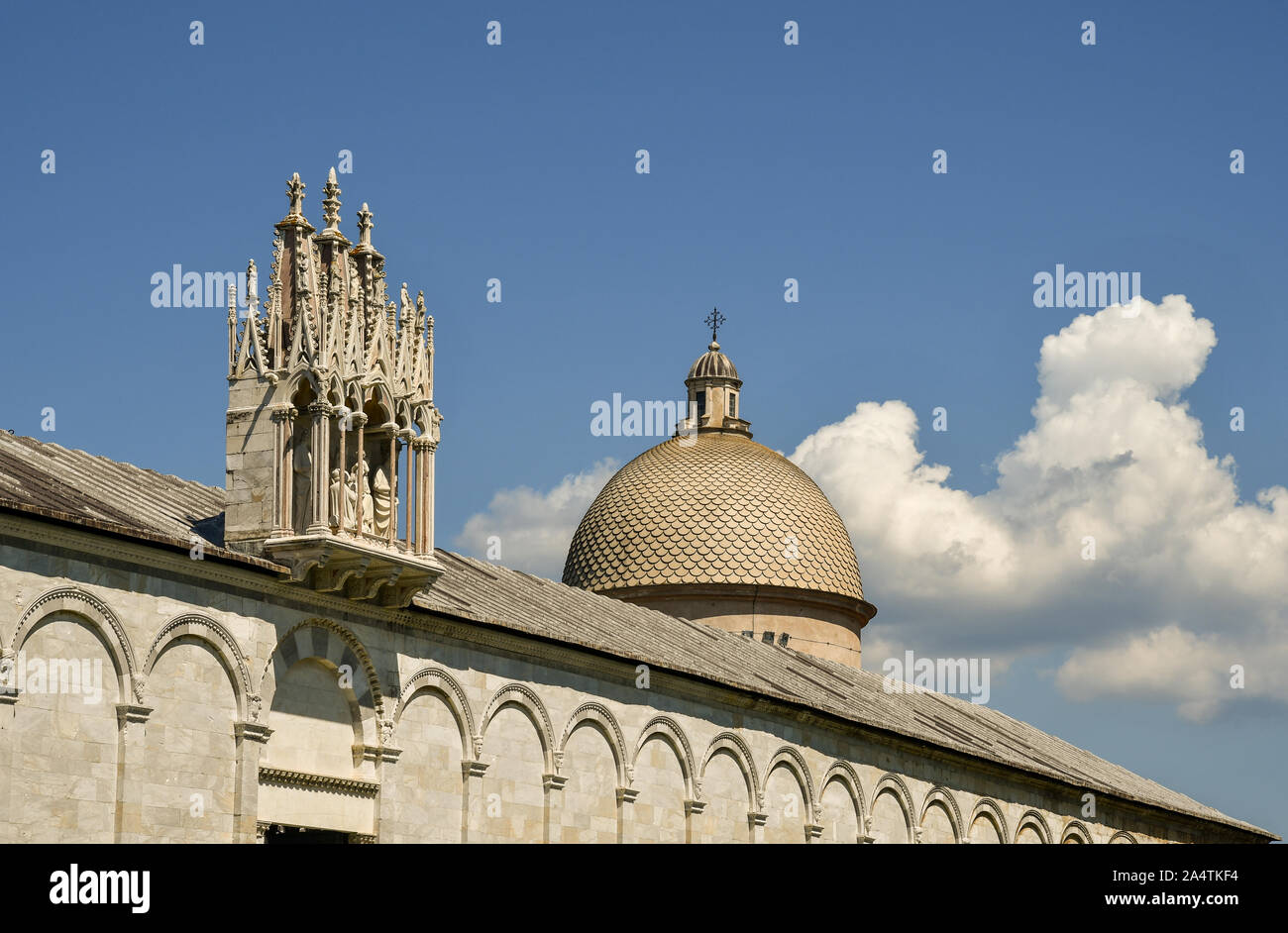 Vista del tetto del Camposanto Monumentale in Piazza dei Miracoli con il tabernacolo gotico e la Cupola della Cappella dal Pozzo, Pisa, Toscana, Italia Foto Stock