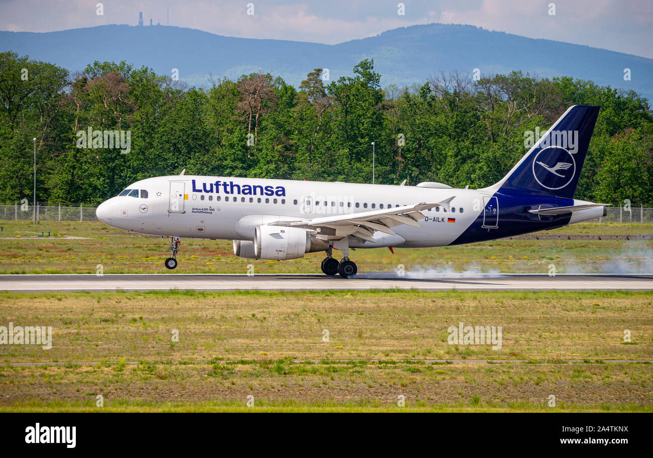 Francoforte, Hesse / Germania - 19.05.2019aereo di Lufthansa (Airbus A319-100 - D-AILK) sulla pista di nord-ovest dell'aeroporto di Francoforte Foto Stock
