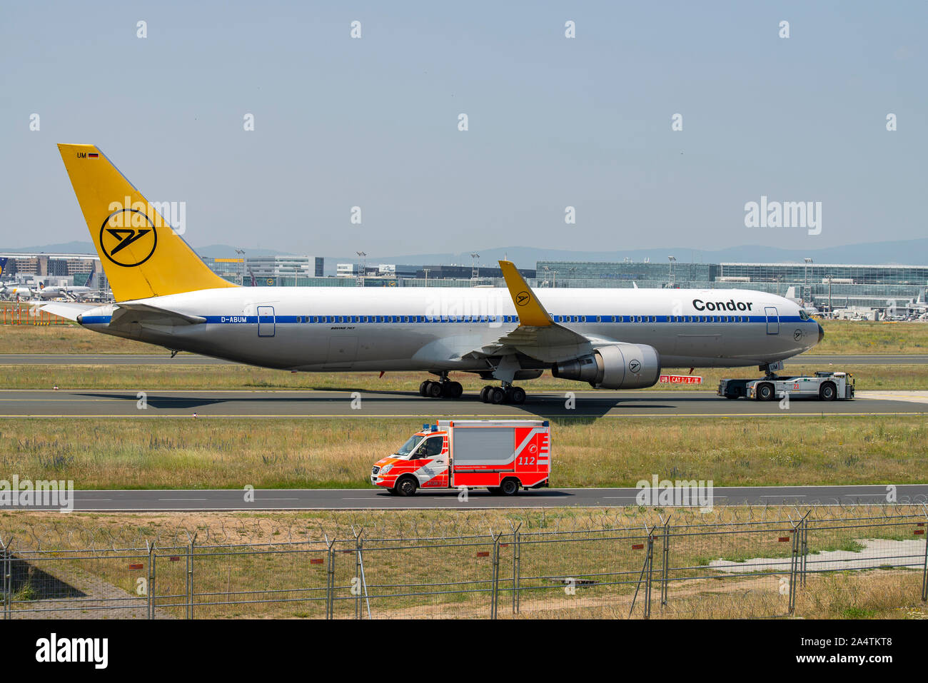Francoforte, Hesse/Germania - 26 Giugno 2019Condor aerei con una speciale vernice (Boeing 767-300 - D-ALBUM) è trainato da un trattore aeromobile a Francoforte Foto Stock
