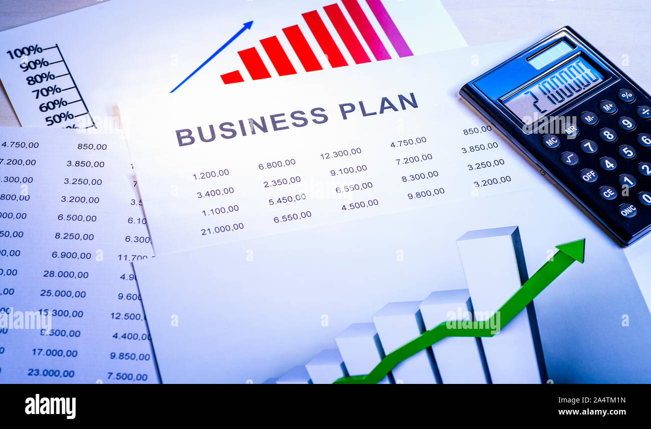 Business plan con tabelle, grafici e una calcolatrice. Foto Stock