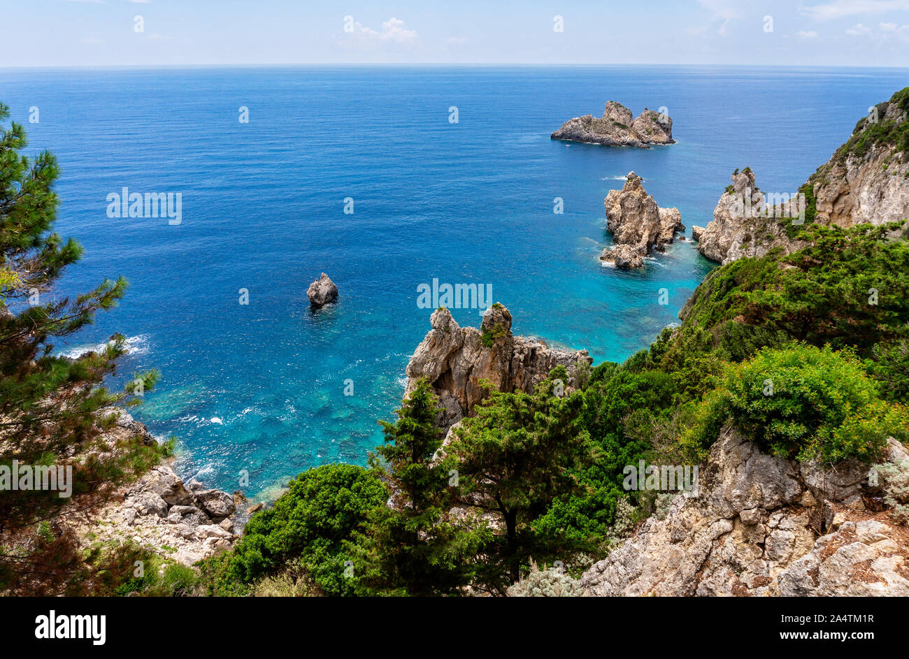 Vista dal monastero di Paleokastritsa sull'isola greca di Corfù su una pittoresca baia Foto Stock