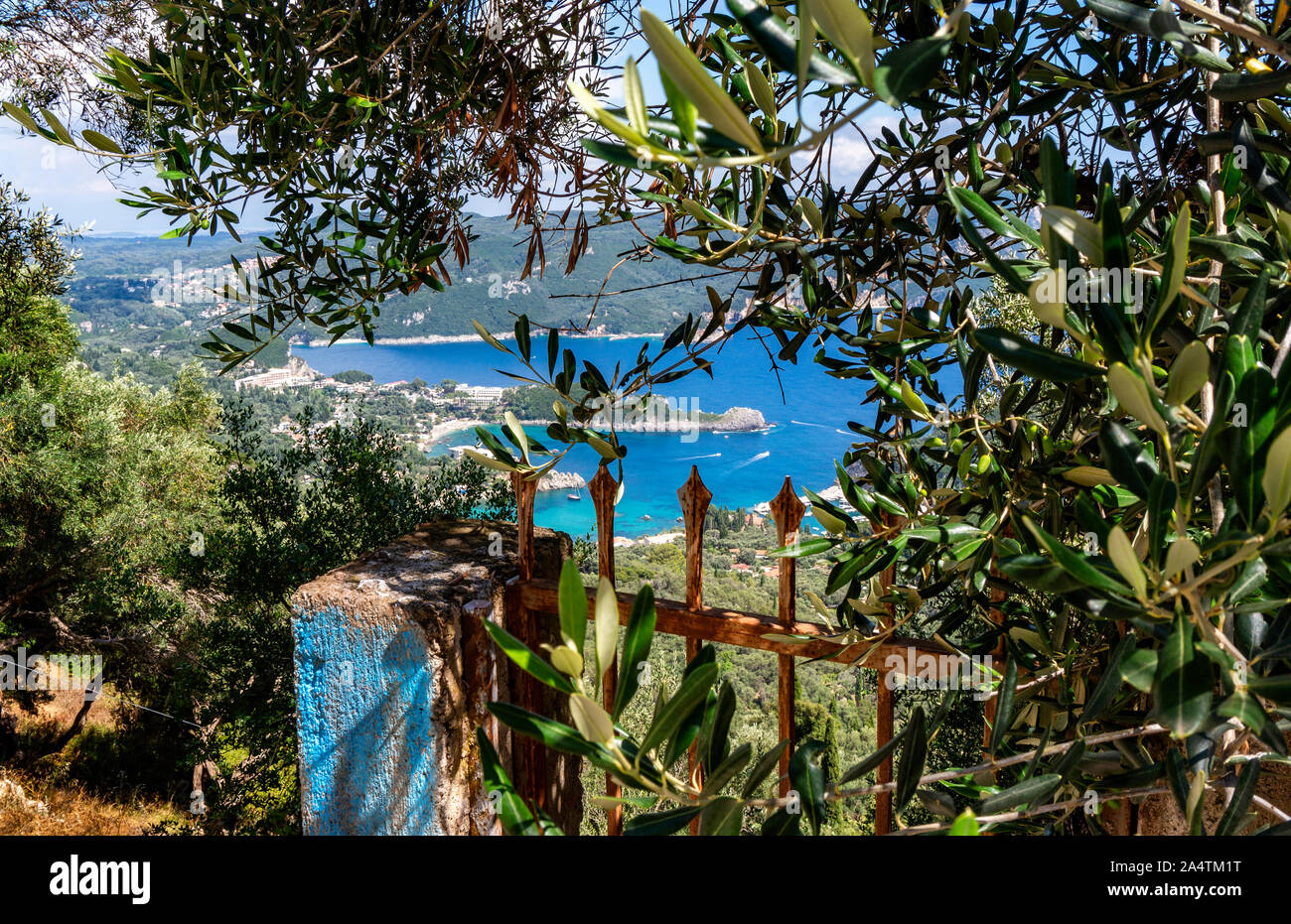 Vista della baia di Paleokastritsa sull'isola greca di Corfù Foto Stock