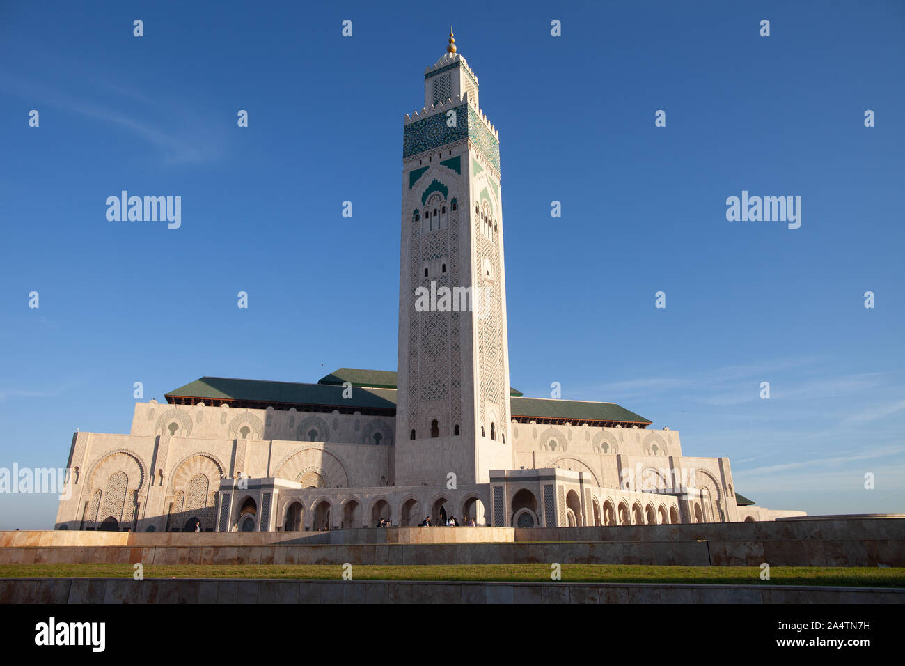 Moschea Hasan II a Casablanca, in Marocco su una mattina di sole. Si tratta di una delle più grandi moschee del mondo con il più alto minareto, 210 metri di altezza. Foto Stock