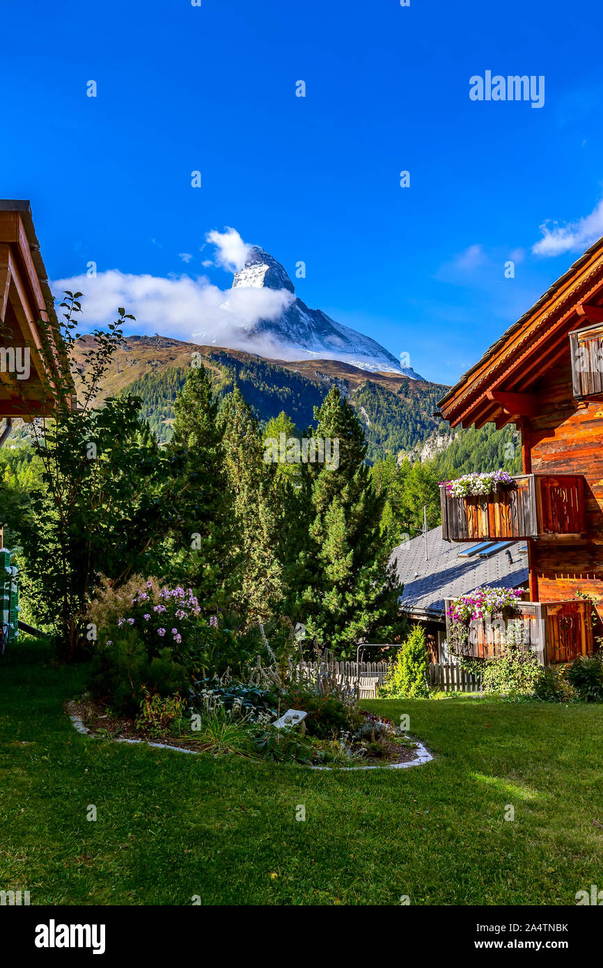 Cervino Snow mount e Zermatt case alpine panorama, Svizzera, Alpi Svizzere Foto Stock