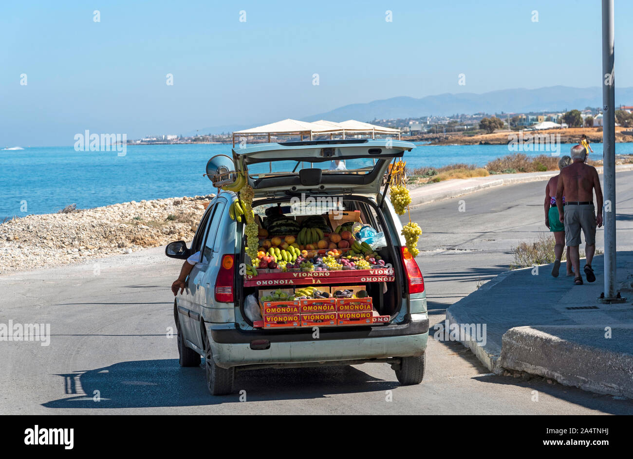 Gouves, Creta, Grecia, ottobre 2019. Un operatore mobile per la vendita di frutta dal retro di un veicolo su un angolo strret nella località balneare di Gouves, Cre Foto Stock