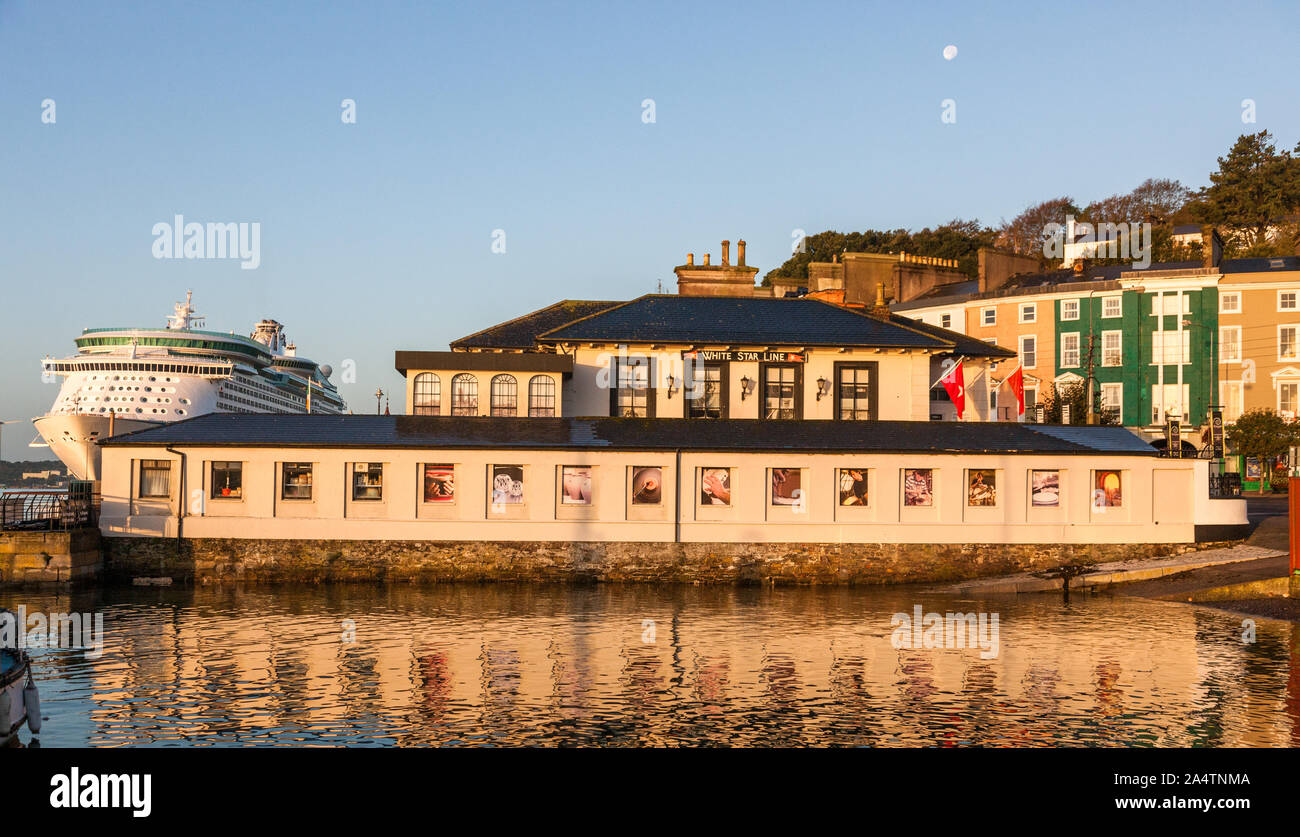 Cobh, Cork, Irlanda. 16 ottobre, 2019. La porta principale della ex White Star Line uffici. Ora un ristorante ex White Star Line uffici dove Foto Stock