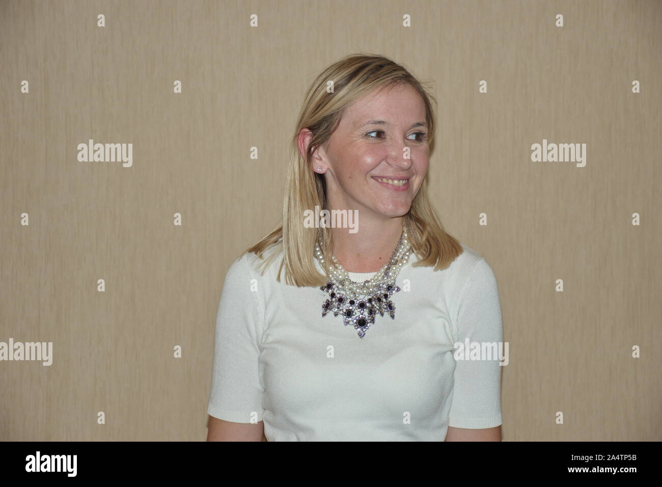 Ritratto di giovane donna bionda contro lo sfondo in bianco e nero Foto Stock