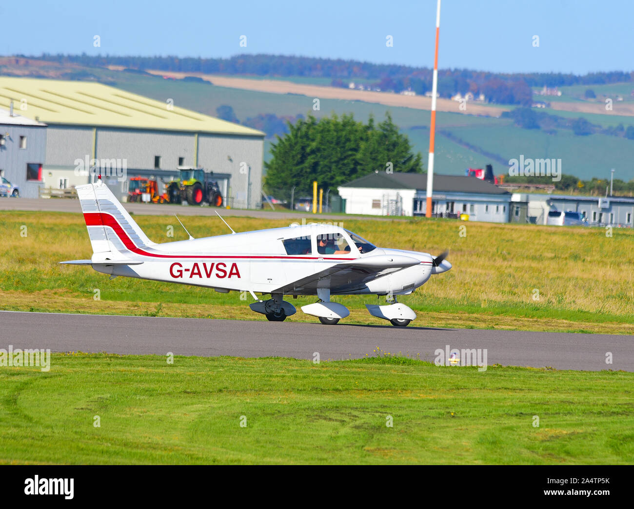 Un Piper PA28 Cherokee 180 Preparazione per decollare da Inverness Dalcross pista 05 nelle Highlands scozzesi.UK. Foto Stock