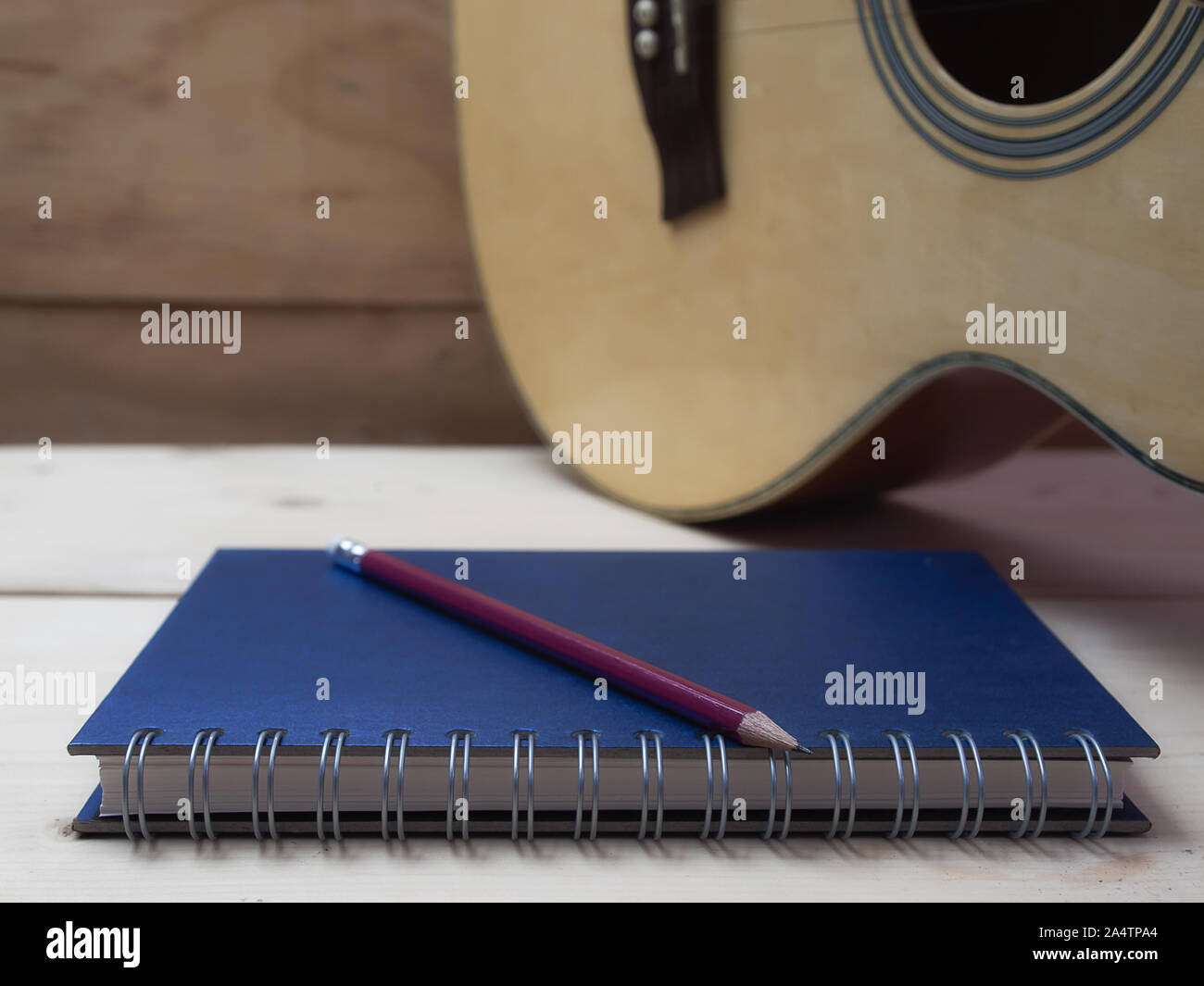 Matita e un libro sul tavolo di legno, Foto Stock