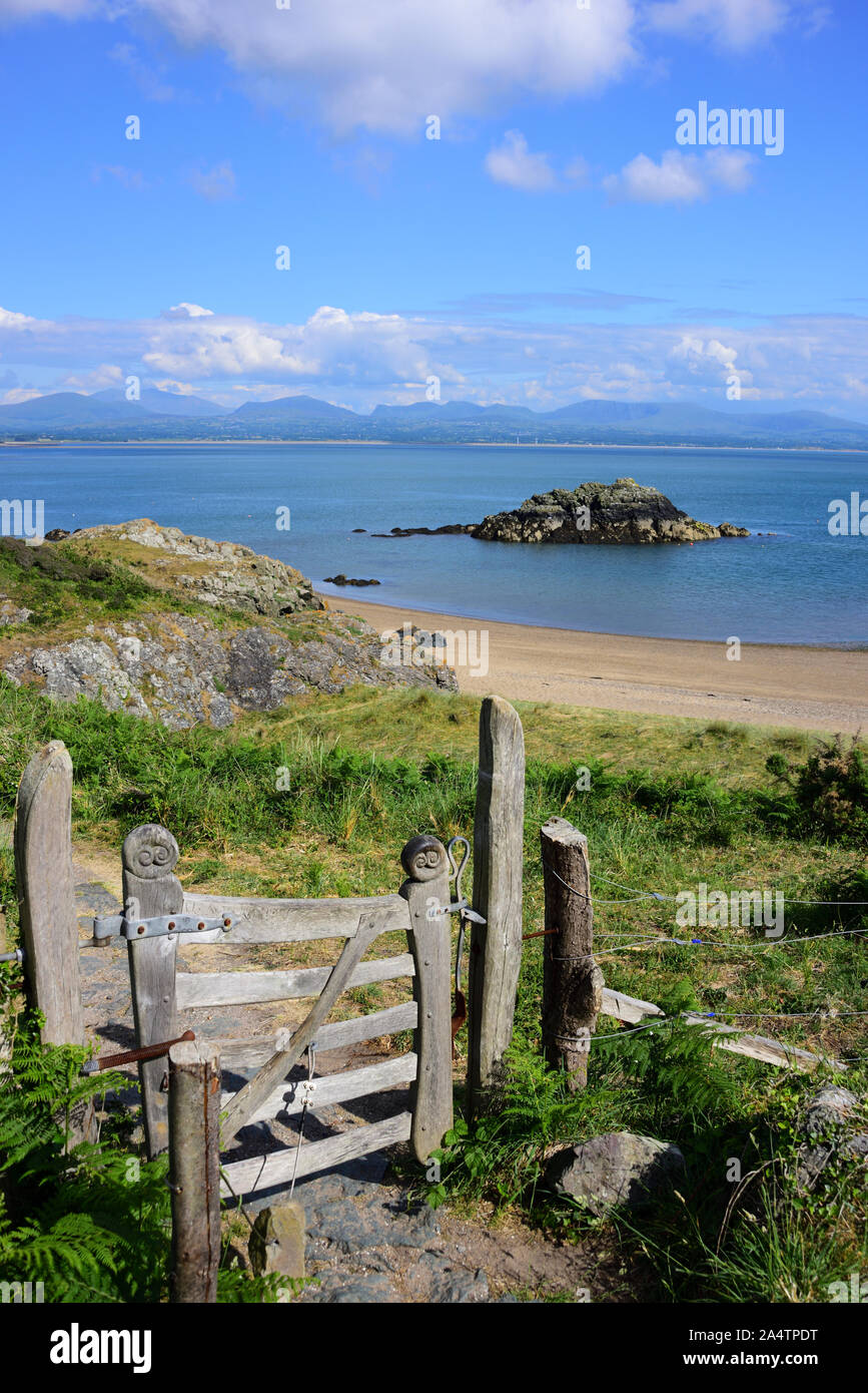 Vista attraverso il Menai rettilinei dalla Llanddwyn Peninsular Foto Stock