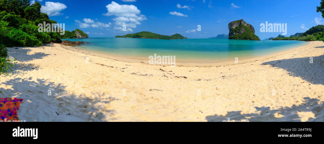Panorama di una pura spiaggia deserta in Thailandia Foto Stock