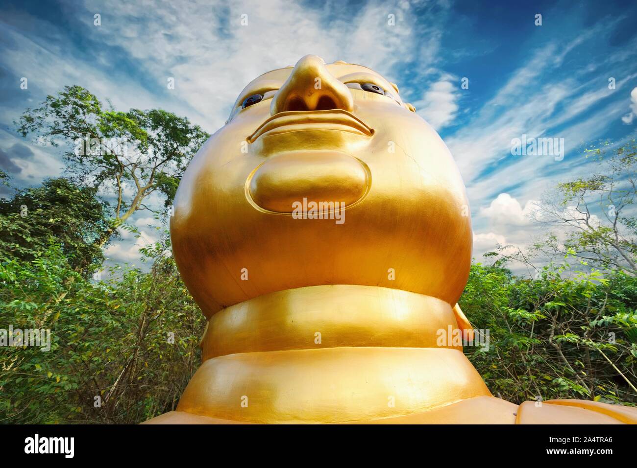 Dynamic un ampio angolo di visione di un dorato statua del Buddha testa del Wat Phra That nel tempio Kwaen, Phrae provincia, Thailandia Foto Stock