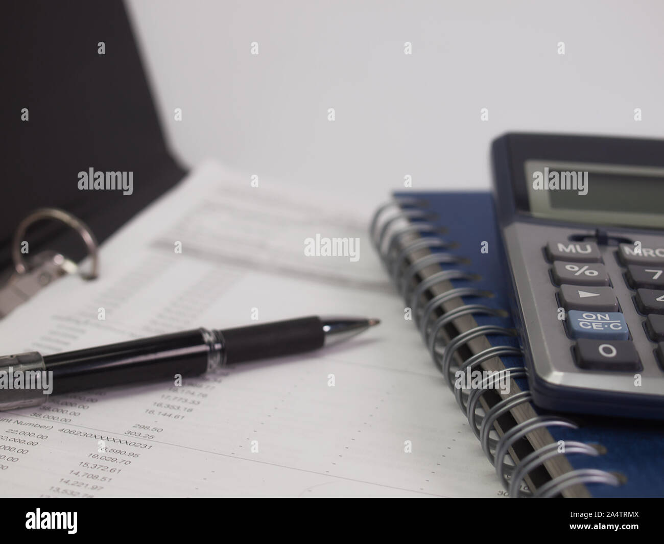 Fattura con calcolatrice e penna sulla scrivania Foto Stock