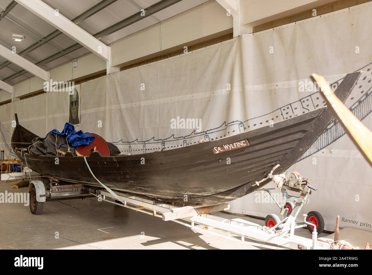 Sae Wylfing mezza dimensione replica funzionante di Sutton Hoo anglo-Saxon nave, Woodbridge fiume fiducia, Suffolk, Inghilterra, Regno Unito Foto Stock