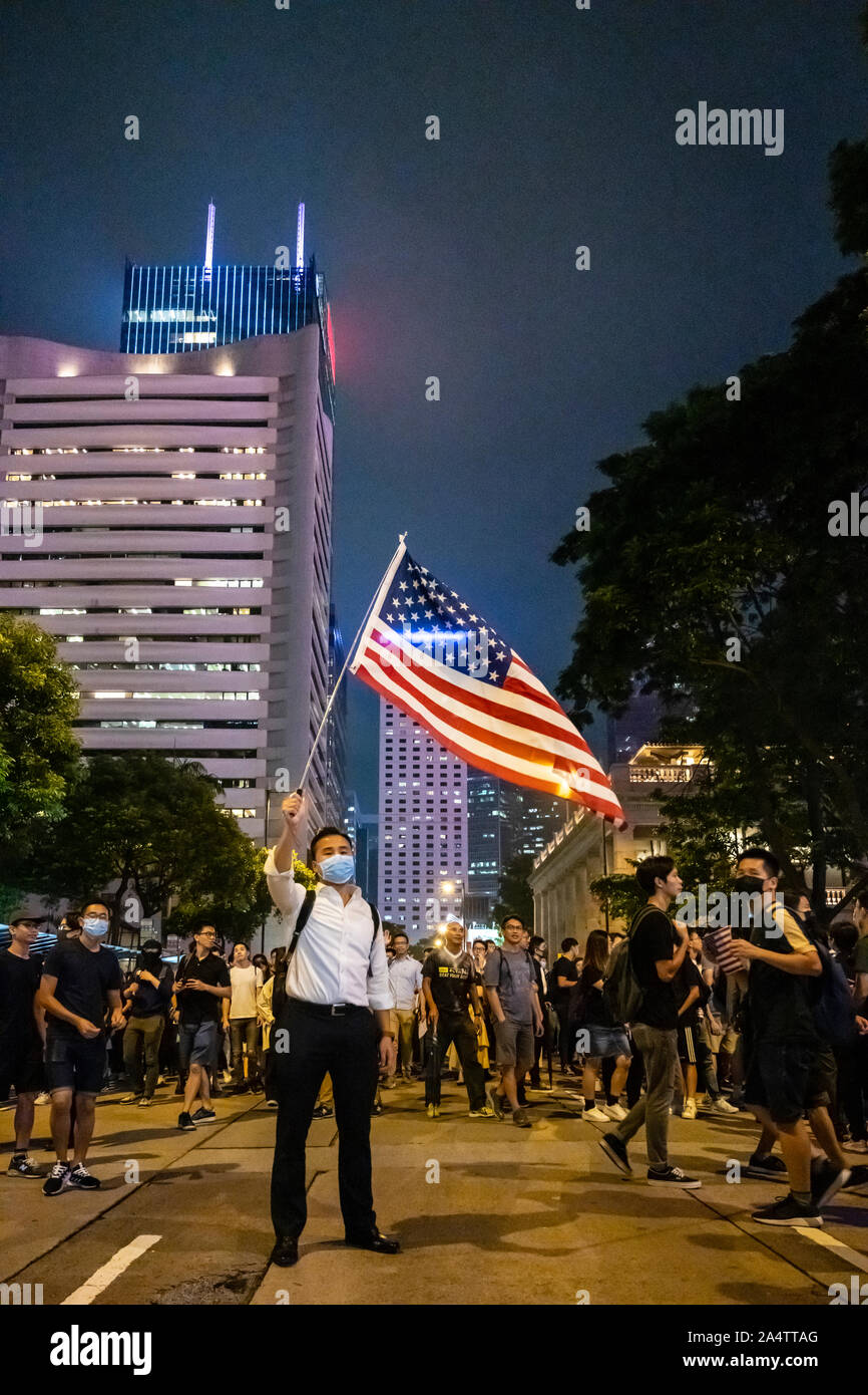 Il centro di Hong Kong. Ottobre 14, 2019. Oltre 100.000 di manifestanti radunati nella carta del giardino e rovesciato sopra nel quartiere centrale degli affari di Hong Kong per una manifestazione pacifica. Il raduno ha invitato gli Stati Uniti a passare la Hong Kong i diritti umani e la democrazia Act 2019. Questo atto sarebbe punire i funzionari che hanno minato i diritti delle persone nella RAS di Hong Kong. Foto Stock