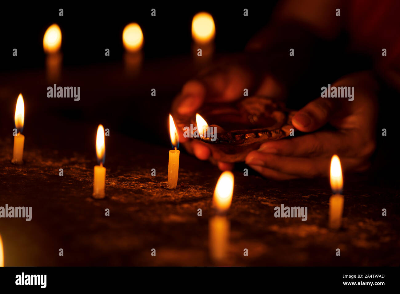 Indian donna o ragazza di illuminazione o di illuminazione di Candele decorative durante il Diwali celebrazione al tempio. Concetto di sfondo per una cultura Hindu, tradizione, Foto Stock