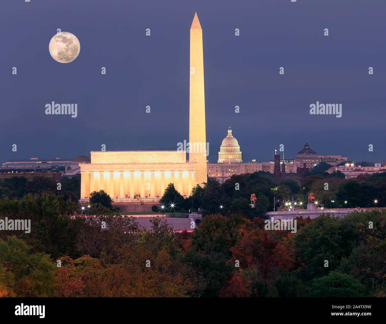 Orizzonte cittadino di Washington DC al crepuscolo con autunno alberi colorati in primo piano Foto Stock