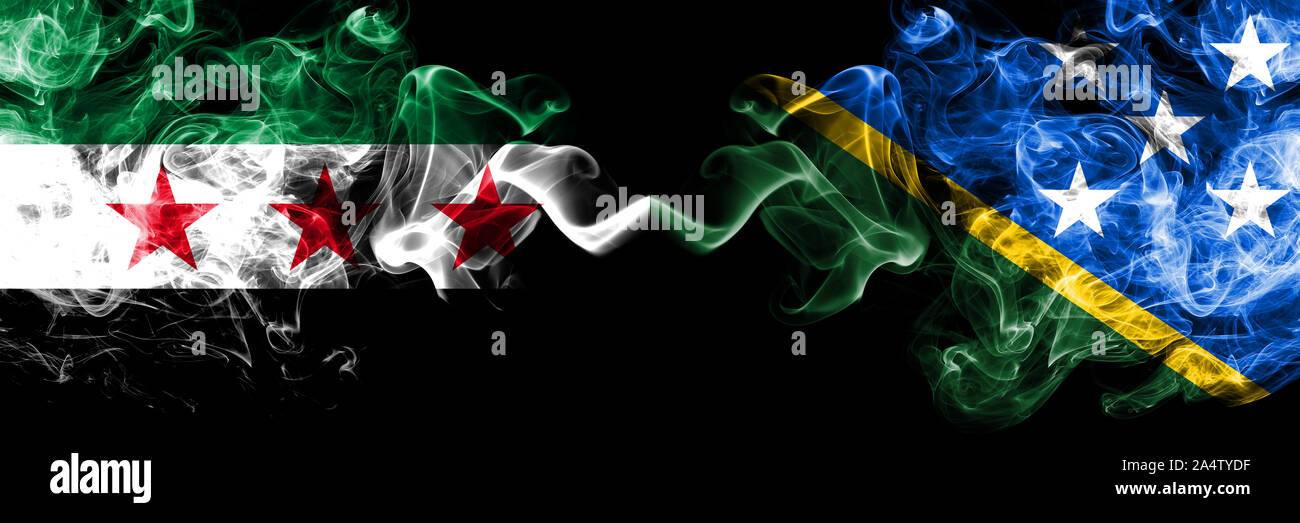 Repubblica Araba Siriana vs Isole Salomone bandiere di fumo affiancati. Spessa colorata fumo setosa bandiere di Siria opposizione e delle Isole Salomone Foto Stock