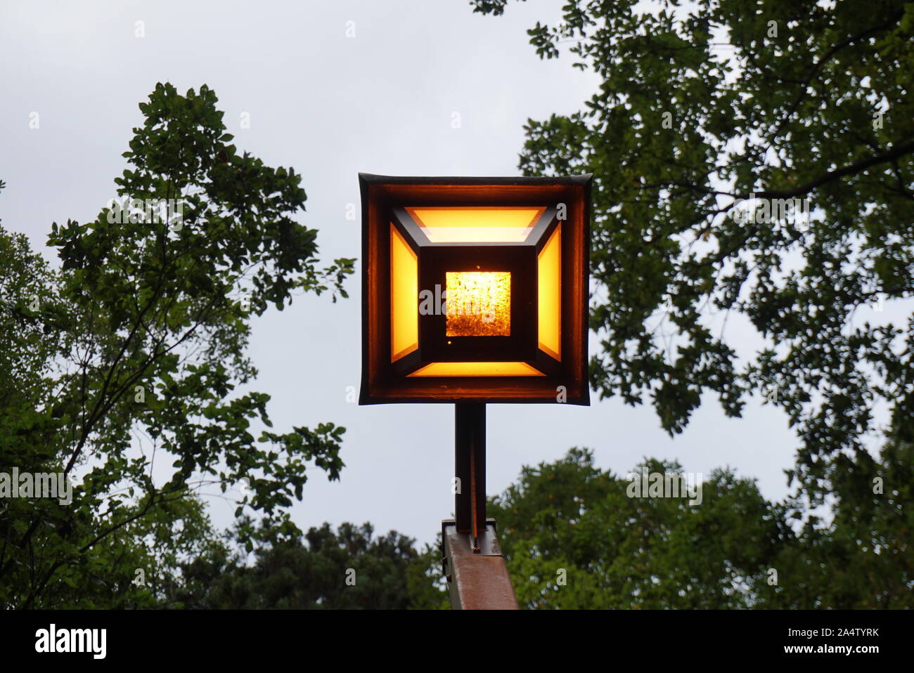 Elegante lampada posta prima di entrare il Monte Mitake, Tokyo, Giappone Foto Stock