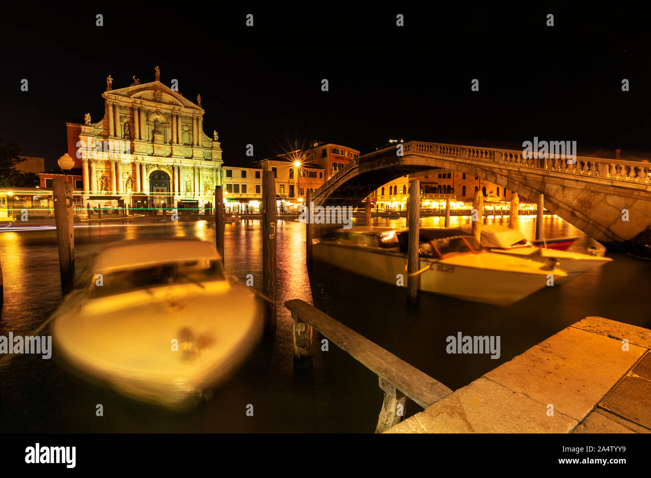 Vista notturna di Santa Maria di Nazareth chiesa venezia con ponte degli Scalzi Canal Grande Venezia Italia Foto Stock