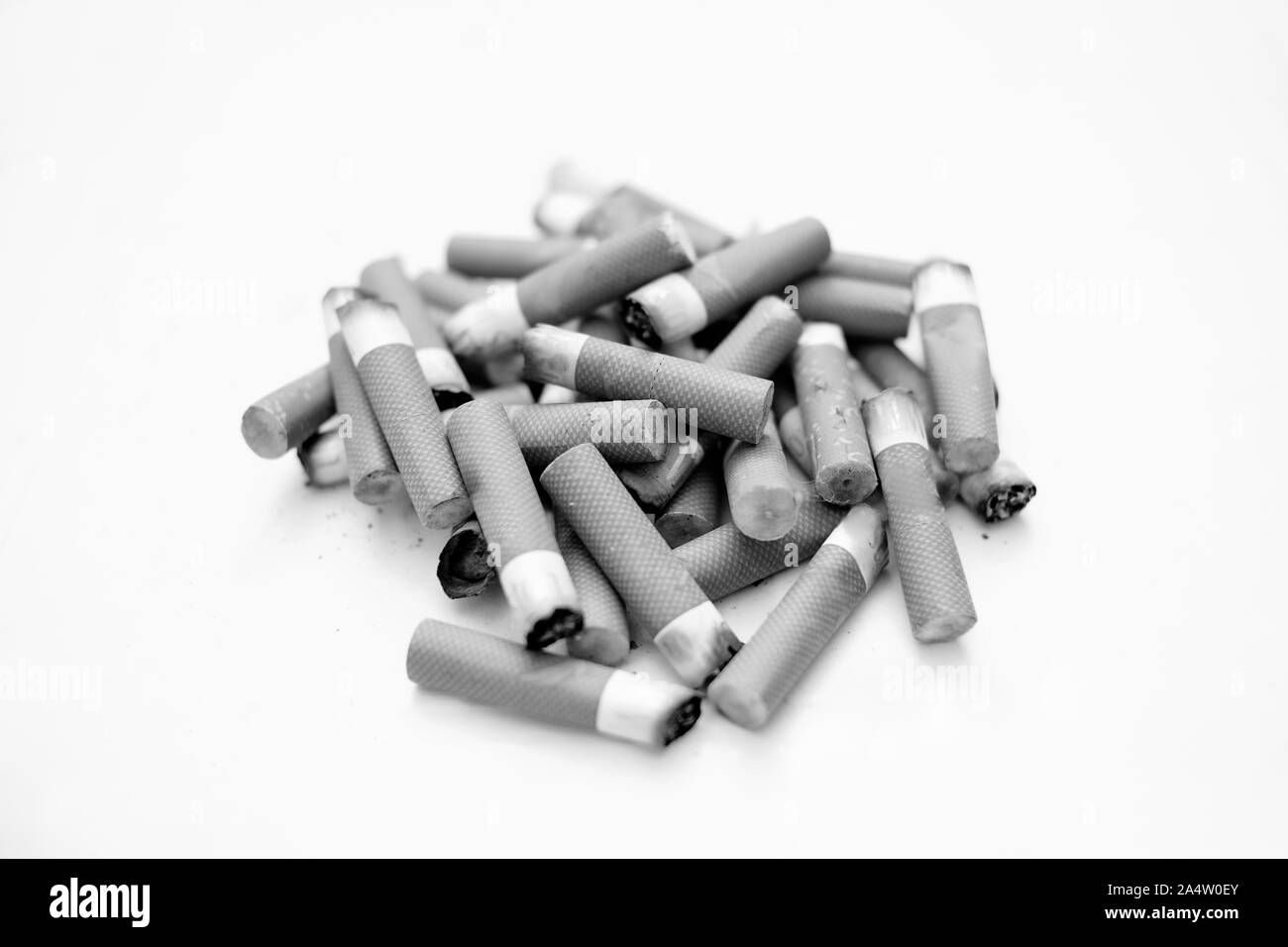 Mozziconi di sigarette isolato, interrompere la dipendenza dal fumo concetto, insalubri inquinamento, BW Foto Stock