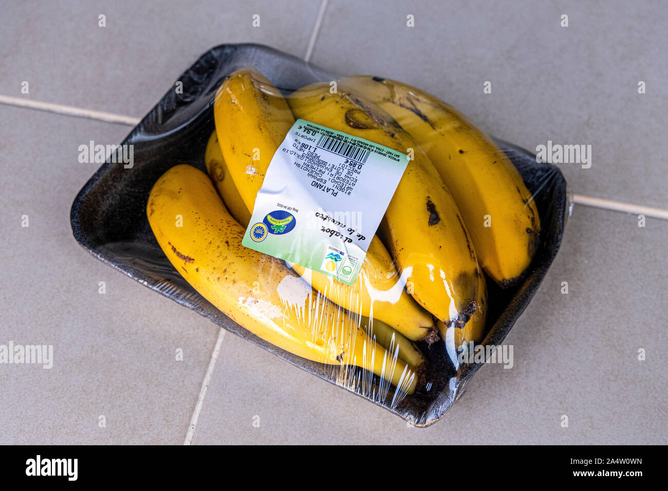 Banane delle Canarie confezionati in vassoio di plastica e la pellicola di plastica avvolgente Foto Stock