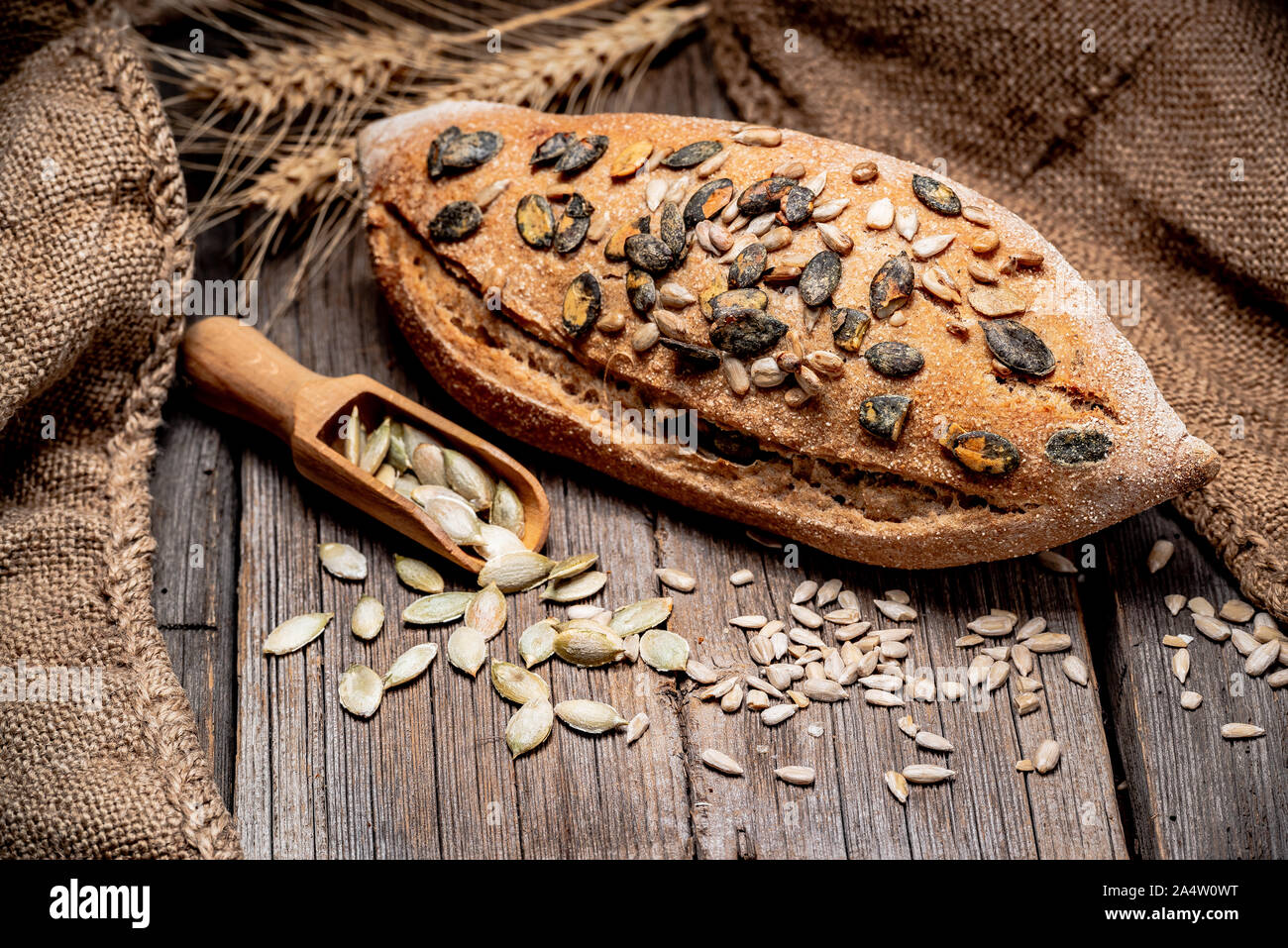Appena sfornato il pane tradizionale su un tavolo di legno. Foto Stock