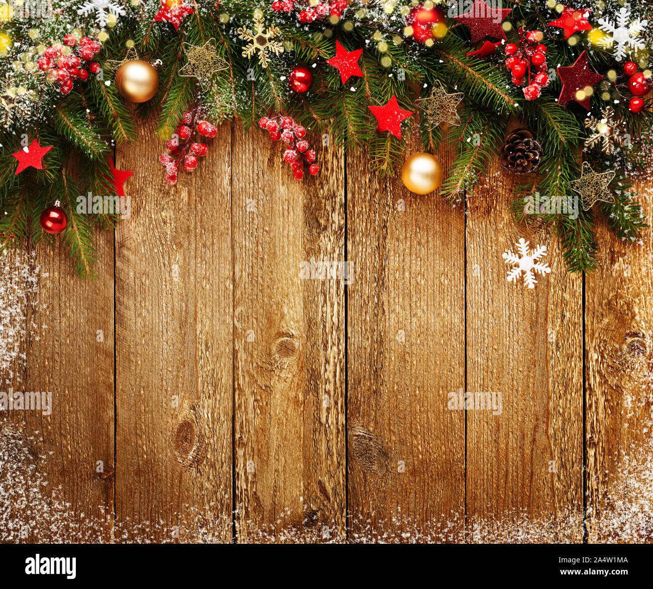 Natale sfondo di legno con decorazione e abete. La neve e la luce. Vista con copia spazio. Foto Stock