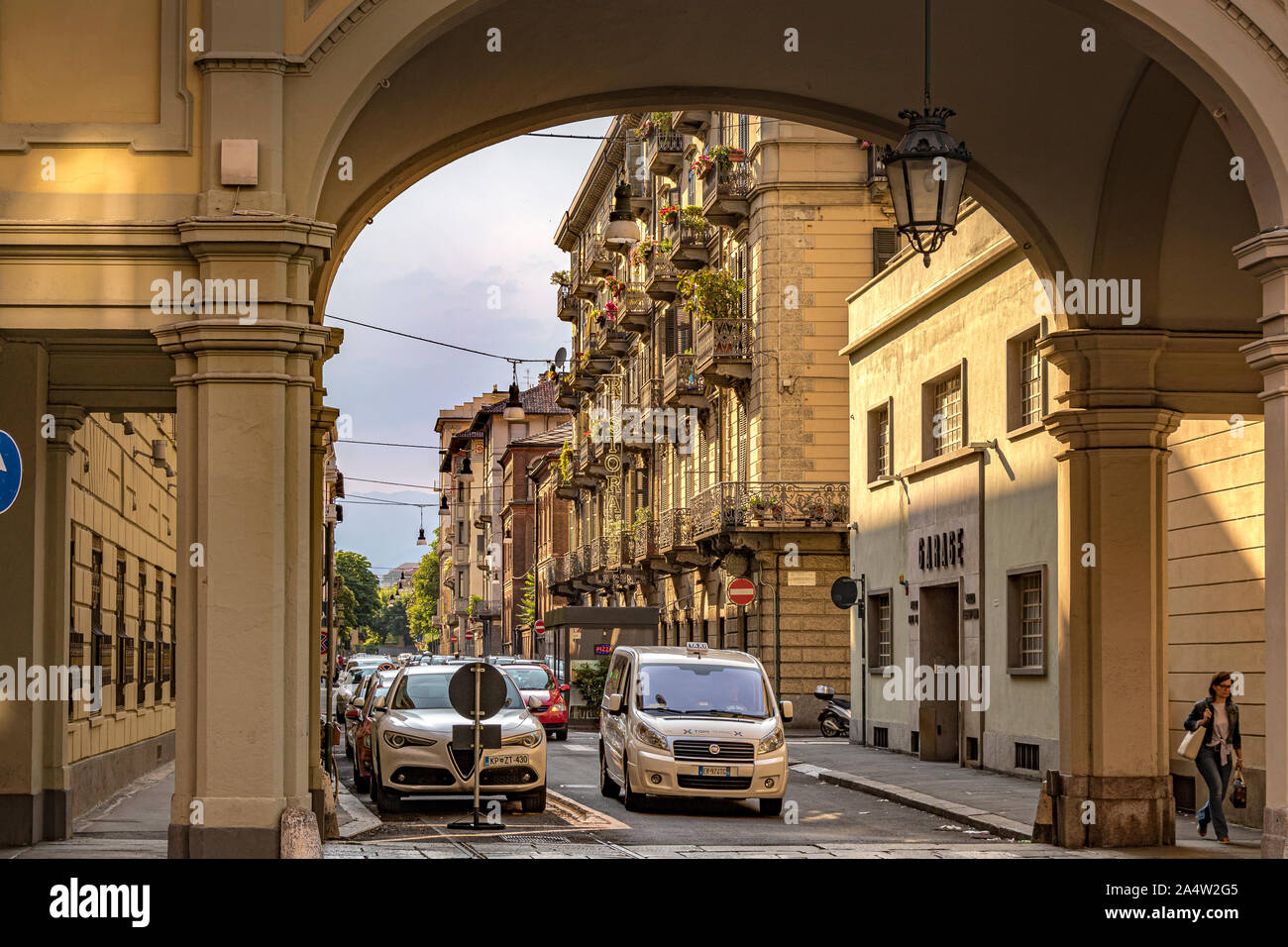 Eleganti arcate lungo il colonnato lungo i portici di Via Sacchi a Torino,Italia Foto Stock