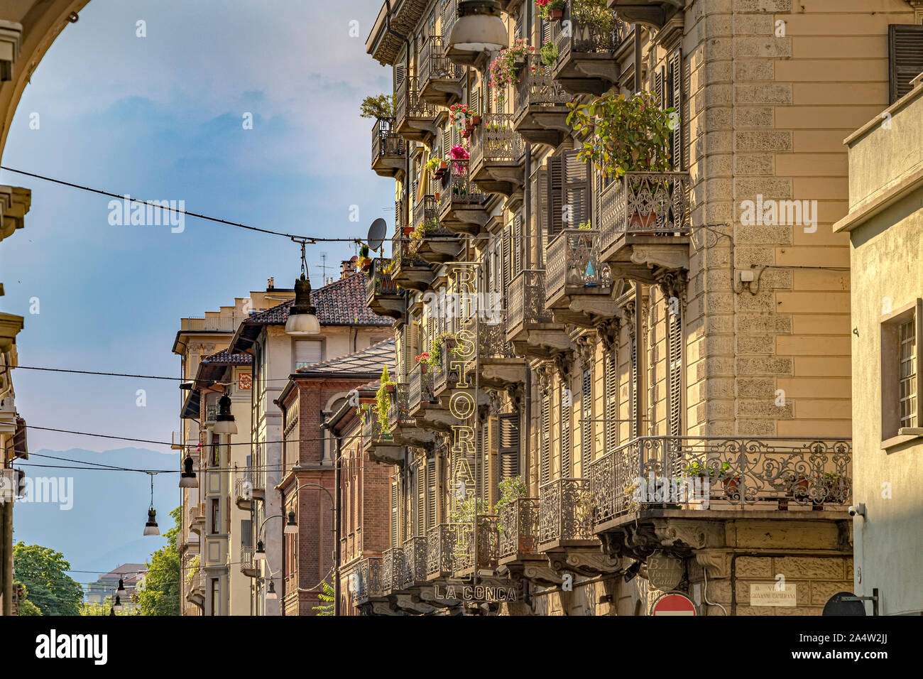Ristaurante Neon sign pendente da un edificio lungo Via Assietta Foto Stock