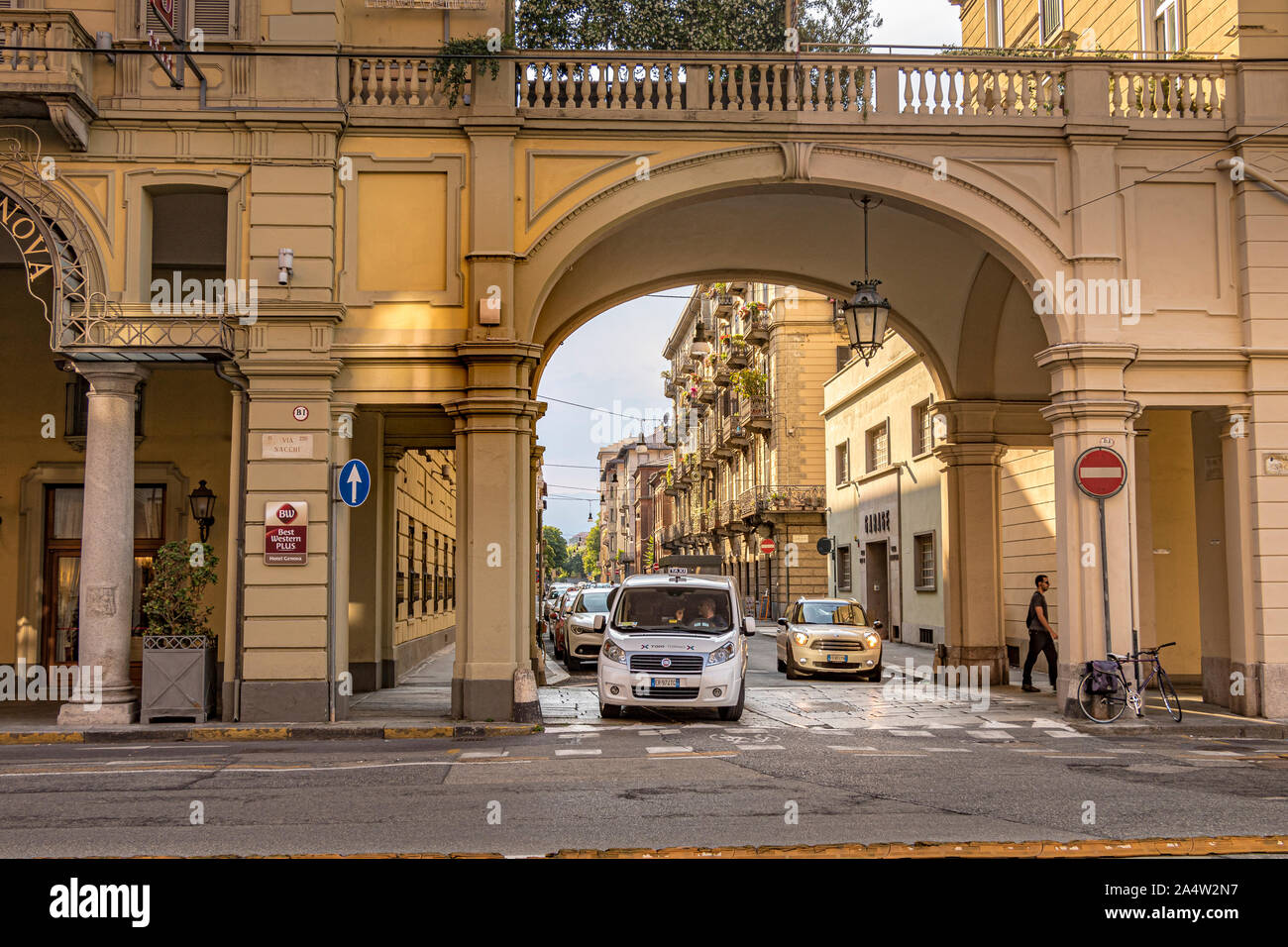 Eleganti arcate lungo il colonnato lungo i portici di Via Sacchi a Torino,Italia Foto Stock