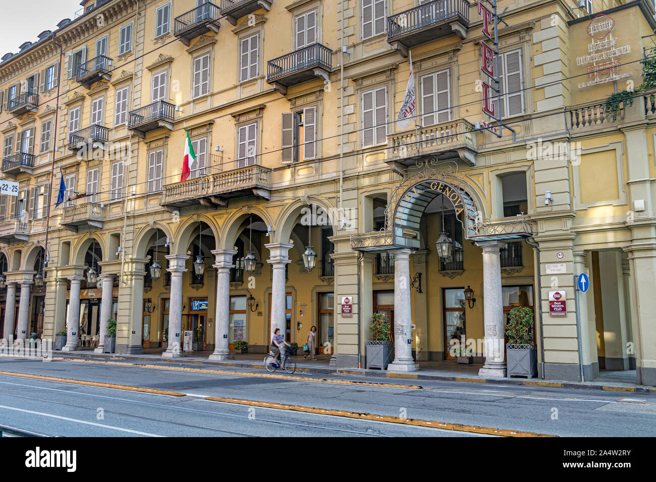 Eleganti arcate lungo il colonnato lungo i portici di Via Sacchi a Torino,Italia Foto Stock