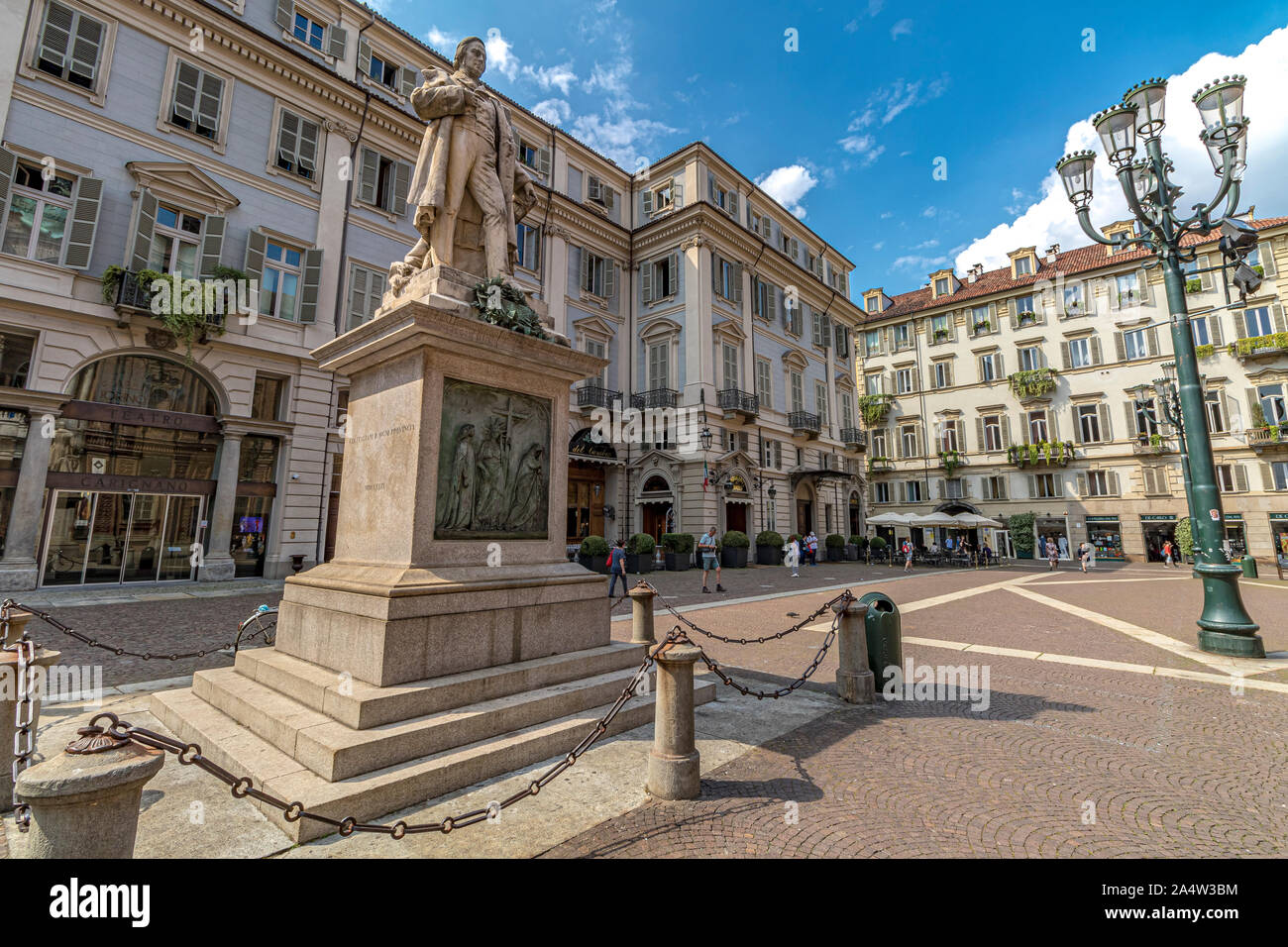 Monumento a Vincenzo Gioberti ,a Torino italiano nato il filosofo e uomo politico ,circondato da eleganti edifici in piazza Carignano di Torino, Italia Foto Stock