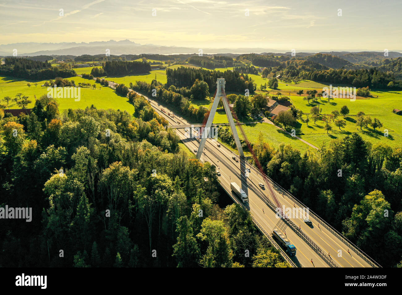 11 ottobre 2019, Baden-Wuerttemberg, Wangen im Allgäu: auto in auto sull'Autostrada 96 tra Wangen im Allgäu e Lindau am Bodensee sopra il cavo-alloggiato ponte che attraversa il fiume Obere Argen. Registrazione con un drone. Foto: Felix Kästle/dpa Foto Stock