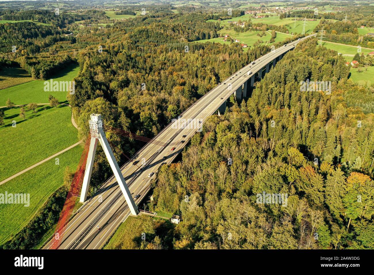 11 ottobre 2019, Baden-Wuerttemberg, Wangen im Allgäu: auto in auto sull'Autostrada 96 tra Wangen im Allgäu e Lindau am Bodensee sopra il cavo-alloggiato ponte che attraversa il fiume Obere Argen. Registrazione con un drone. Foto: Felix Kästle/dpa Foto Stock