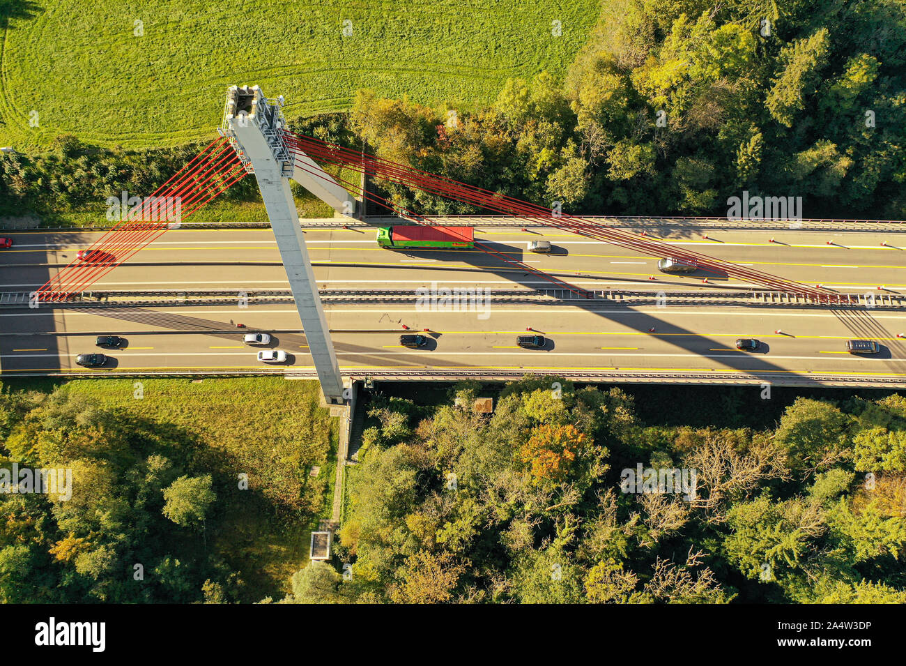 11 ottobre 2019, Baden-Wuerttemberg, Wangen im Allgäu: auto in auto sull'Autostrada 96 tra Wangen im Allgäu e Lindau am Bodensee sopra il cavo-alloggiato ponte che attraversa il fiume Obere Argen. Registrazione con un drone. Foto: Felix Kästle/dpa Foto Stock