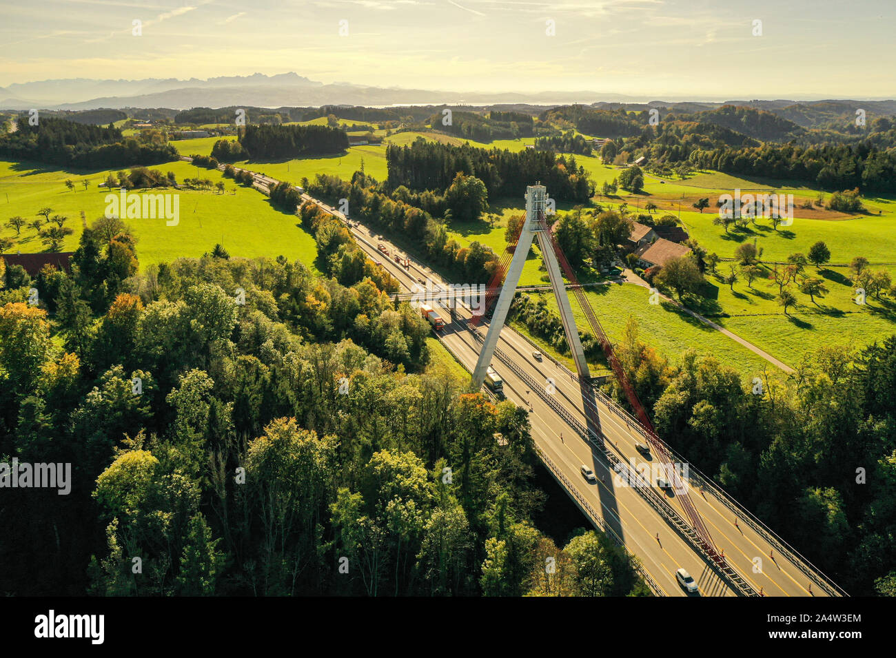 11 ottobre 2019, Baden-Wuerttemberg, Wangen im Allgäu: auto in auto sull'Autostrada 96 tra Wangen im Allgäu e Lindau am Bodensee sopra il cavo-alloggiato ponte che attraversa il fiume Obere Argen. Registrazione con un drone. Foto: Felix Kästle/dpa Foto Stock