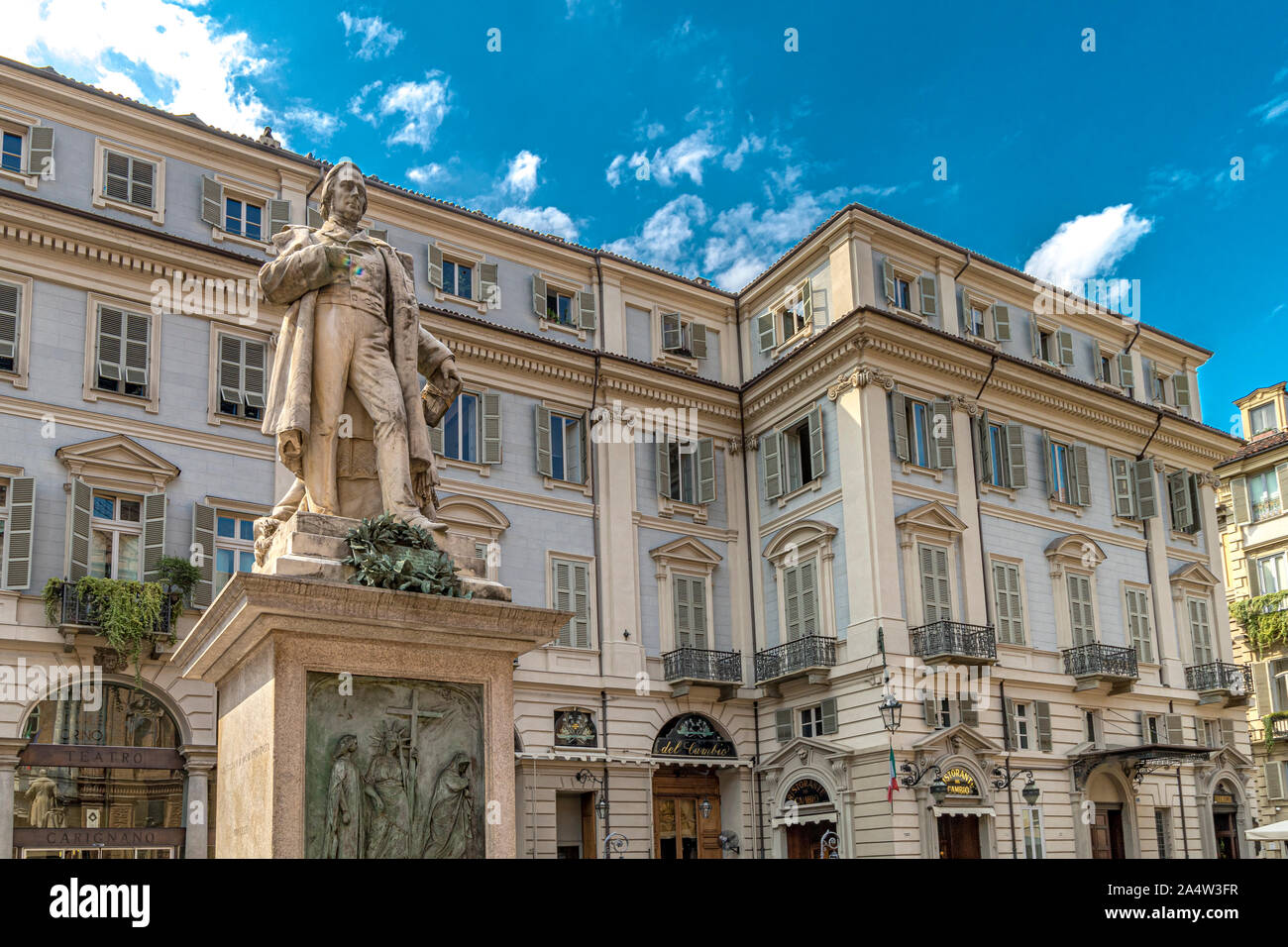 Monumento a Vincenzo Gioberti ,a Torino italiano nato il filosofo e uomo politico ,circondato da eleganti edifici in piazza Carignano di Torino, Italia Foto Stock