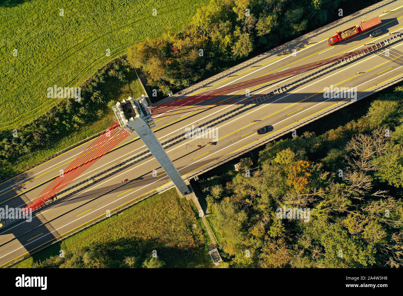 11 ottobre 2019, Baden-Wuerttemberg, Wangen im Allgäu: auto in auto sull'Autostrada 96 tra Wangen im Allgäu e Lindau am Bodensee sopra il cavo-alloggiato ponte che attraversa il fiume Obere Argen. Registrazione con un drone. Foto: Felix Kästle/dpa Foto Stock
