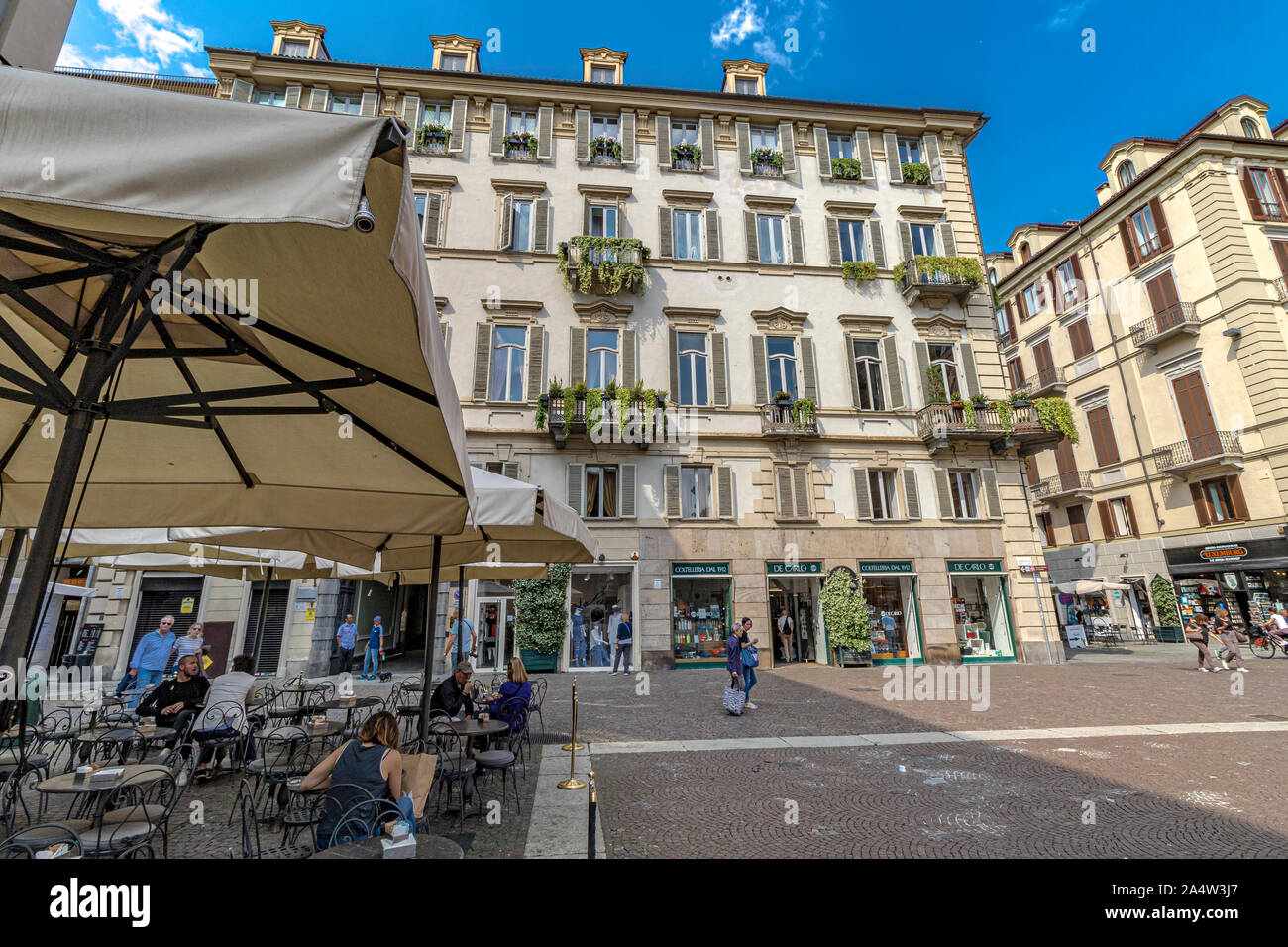 La gente seduta al di fuori di un ristorante in piazza Carignano un elegante piazza barocca di Torino, Italia Foto Stock