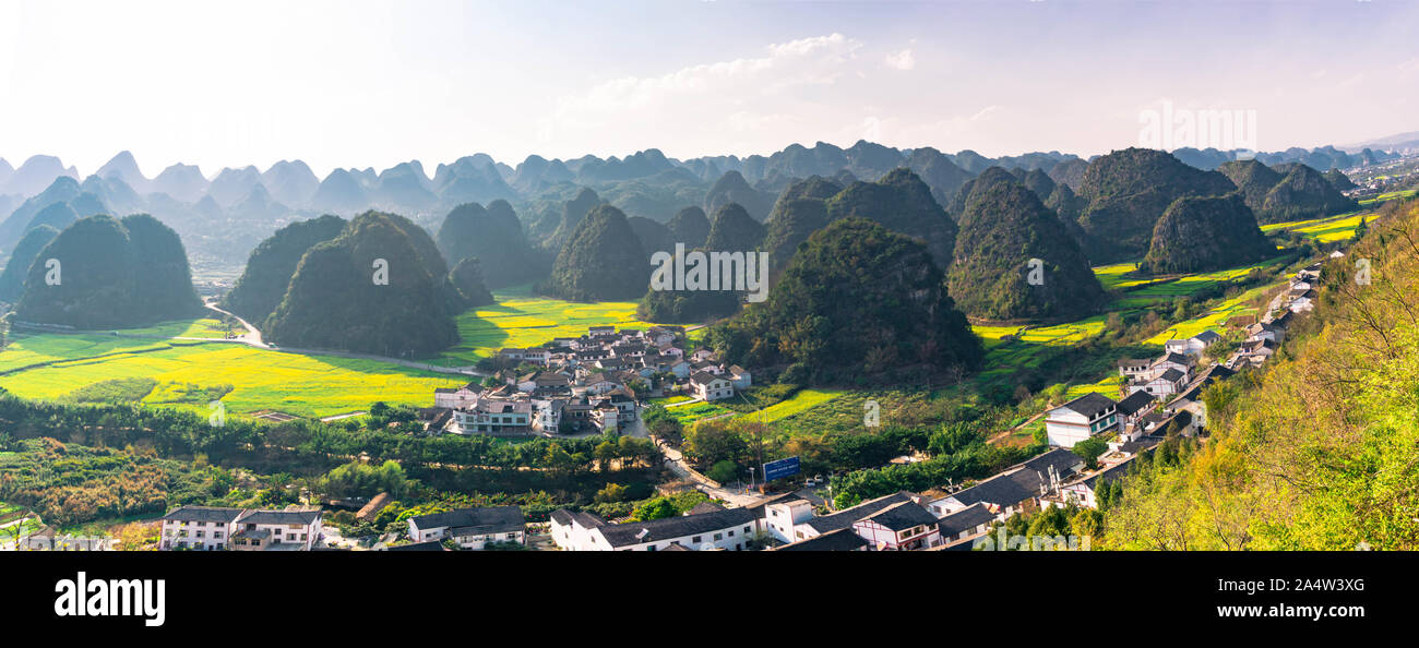 Vista panoramica di semi di ravizzone o colza di Campo dei Fiori e villaggi a Wanfenglin nazionale parco geologico (foresta di dieci picchi di migliaia), Cina Foto Stock