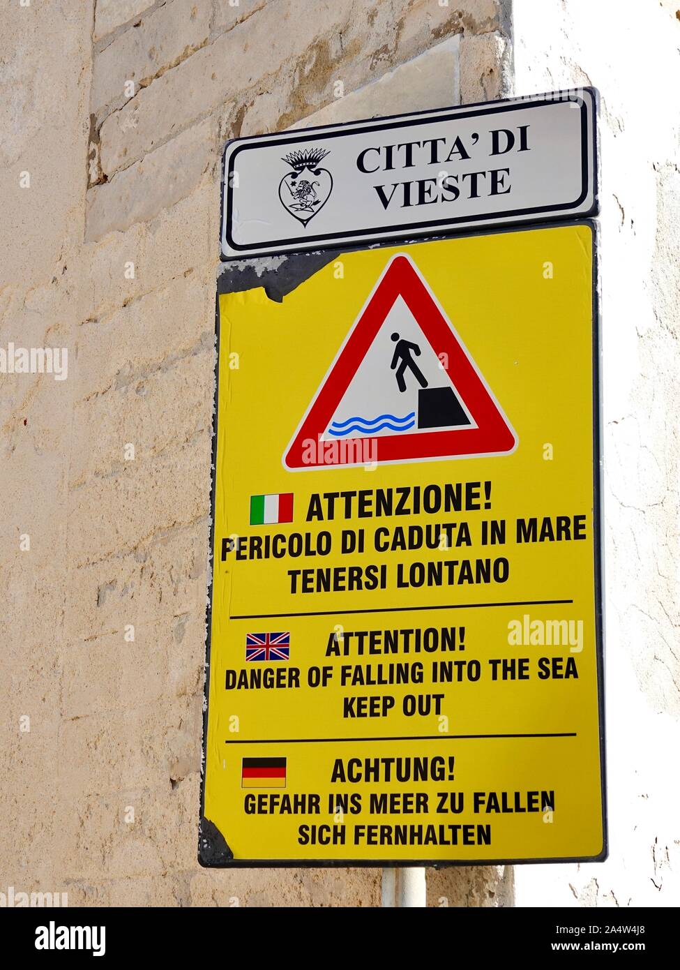 Città di Vieste segnale di avvertimento 'rabbia di cadere nel mare,' in italiano, inglese e tedesco, Penisola del Gargano, Italia, Foto Stock